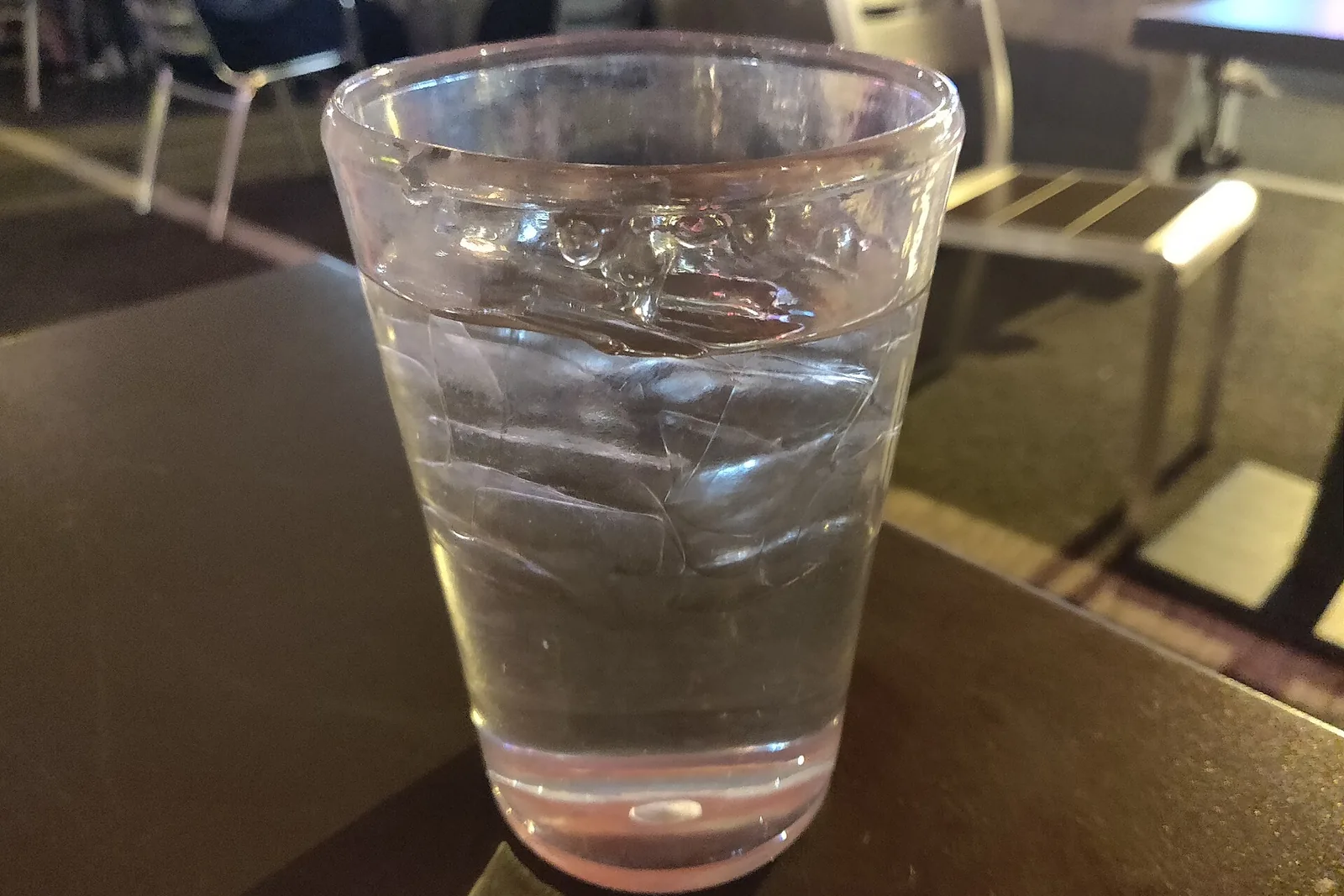 Lasillinen jäävettä pöydällä ulkoterassilla